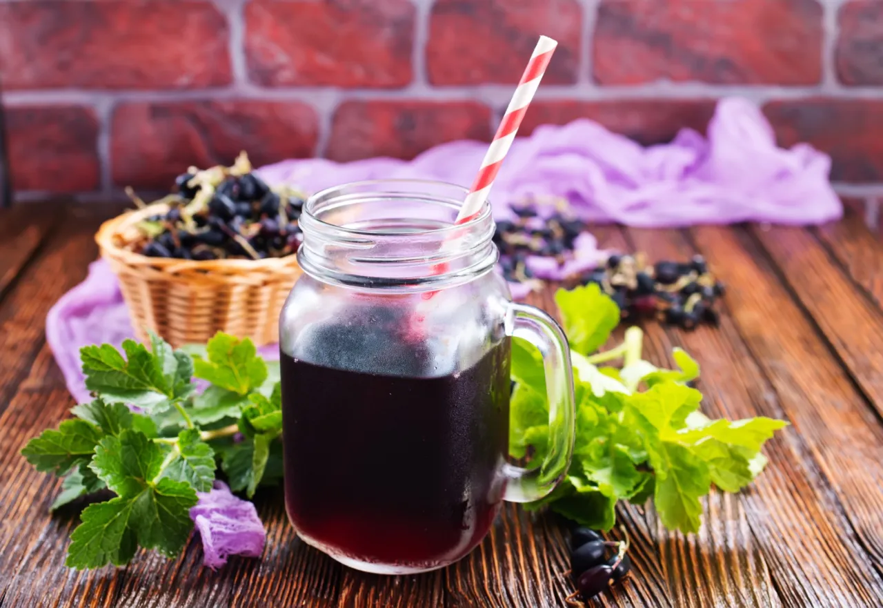 Gotowanie soku z aronii w dużym garnku