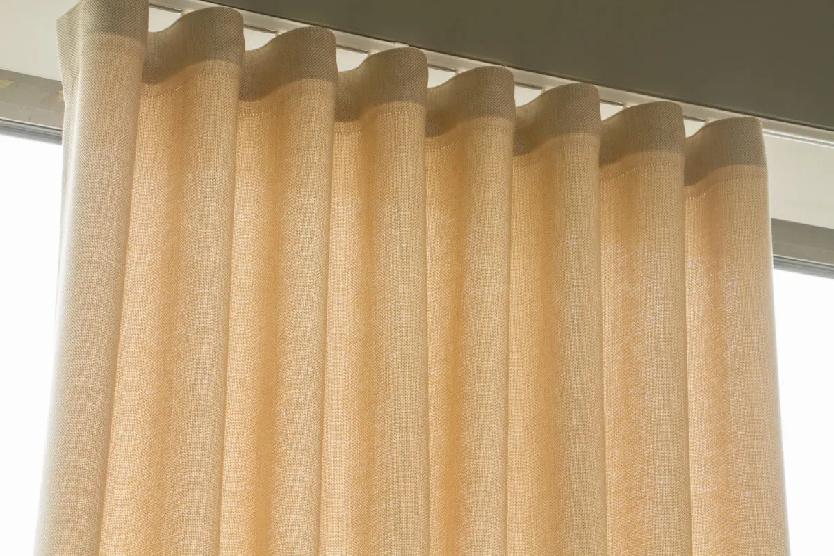 Złote firany z taśmą marszczącą, idealne na karnisz 200 cm. Delikatna tkanina tworzy eleganckie fale.