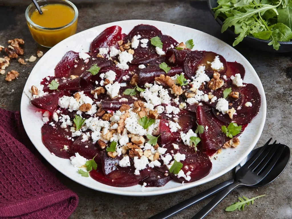 appetitlicher Rote Bete Feta Salat mit Waln&uuml;ssen in einer Sch&uuml;ssel angerichtet