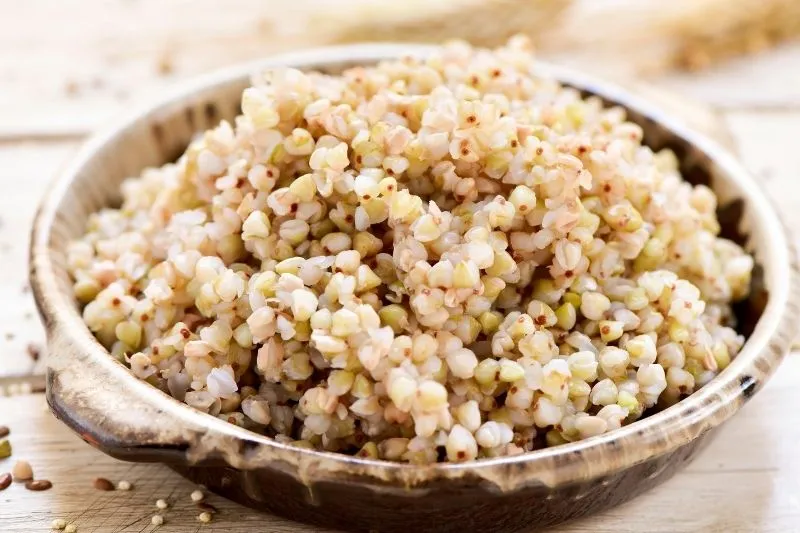 sypka kasza gryczana w misce