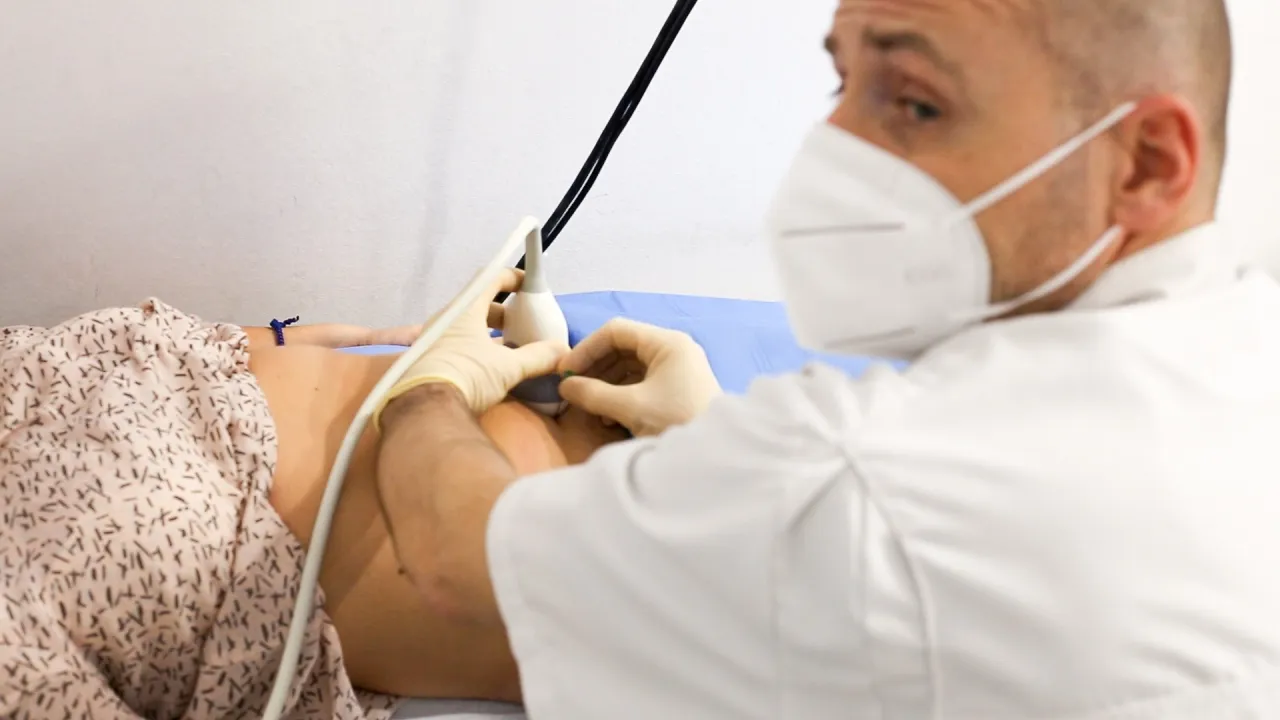 Lekarz wykonujący amniopunkcję pod kontrolą USG