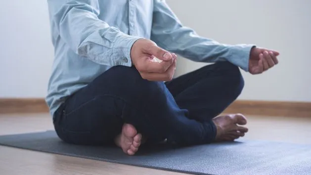 Osoba medytująca lub myśląca o swoich celach zdrowotnych