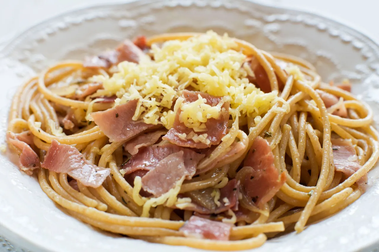 spaghetti z szynką parmeńską r&oacute;żne warianty