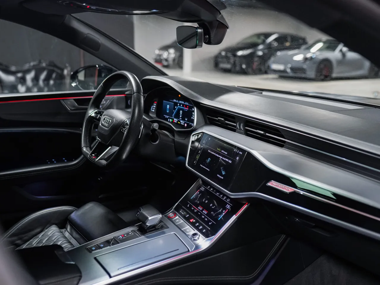 Wnętrze Audi S7. Kierowca, kt&oacute;ry tu siedzi, ceni sobie luksus i sportowe osiągi.