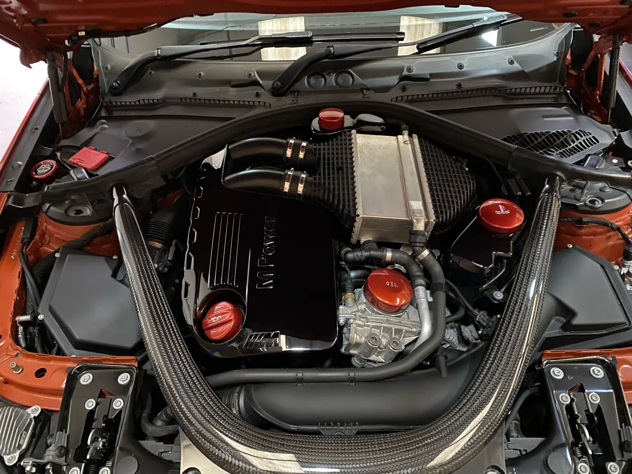 BMW M2 Competition Motorraum S55