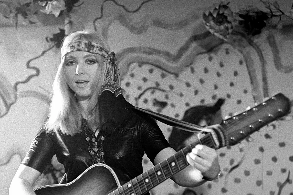 Młoda Maryla Rodowicz z gitarą, w opasce na głowie. Jej wykształcenie muzyczne widać w pasji do gry.