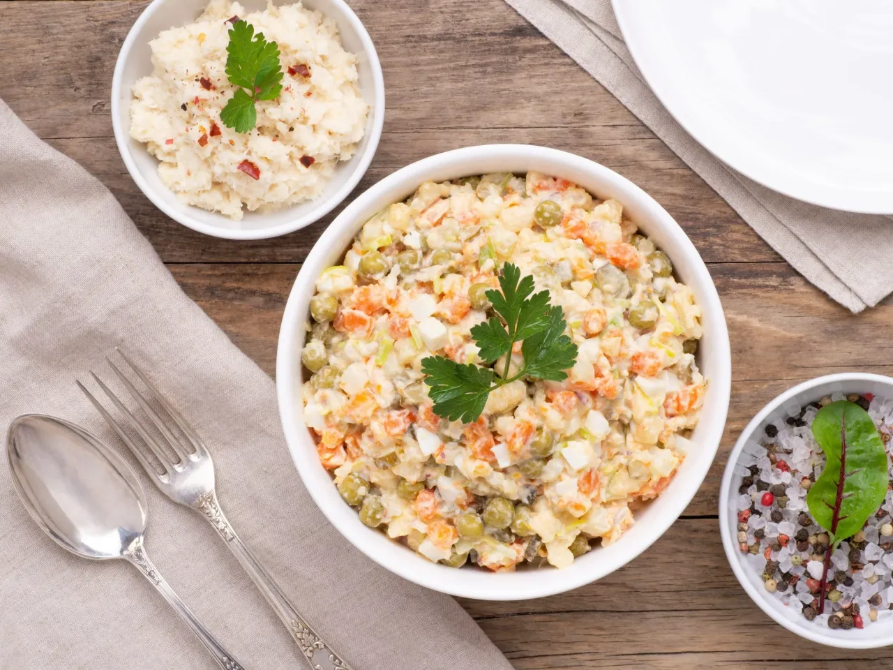 Zdjęcie Czy do sałatki jarzynowej dodaje się jabłko? Odkryj zaskakujące smaki