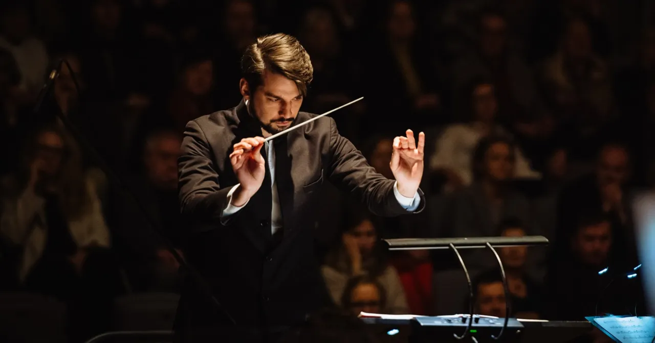 dyrygent z partyturą orkiestrową