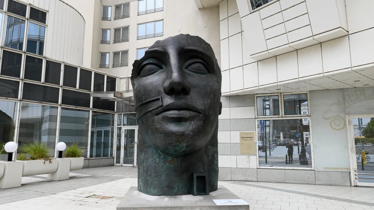 r&oacute;żne rzeźby Igora Mitoraja rozmiary i materiały