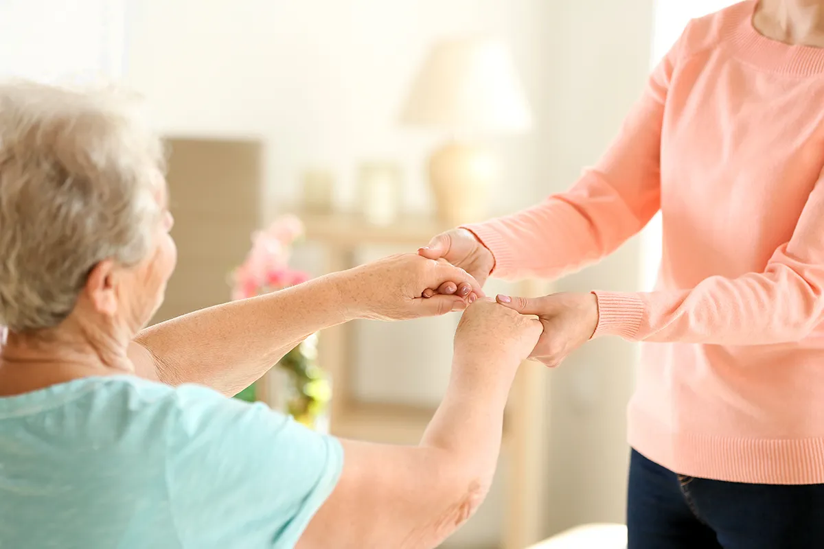 Opiekunka pomaga osobie starszej w codziennych czynnościach