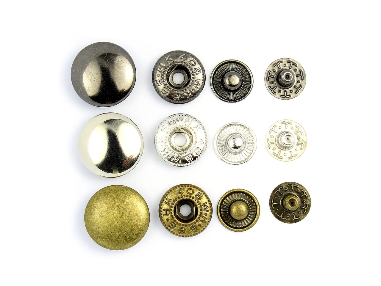 R&oacute;żne napy i guziki, idealne do tego, jak zrobić zapięcie do swetra. Dostępne w kolorach srebrnym, złotym i ciemnym metalu.