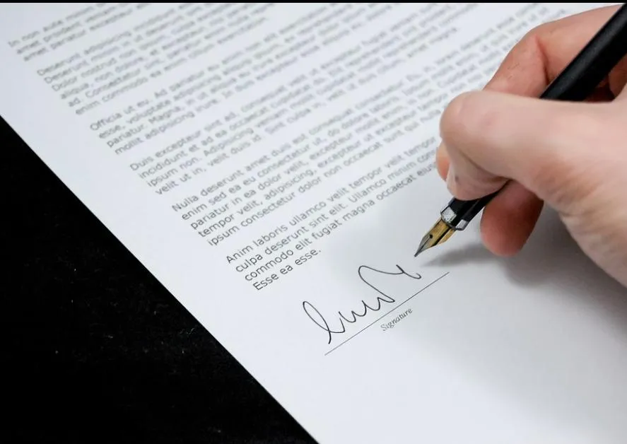 Dokumenty kadrowe, umowa o pracę, długopis