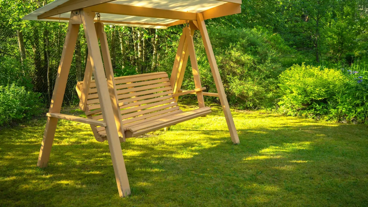 różne typy daszków nad huśtawką ogrodową inspiracje