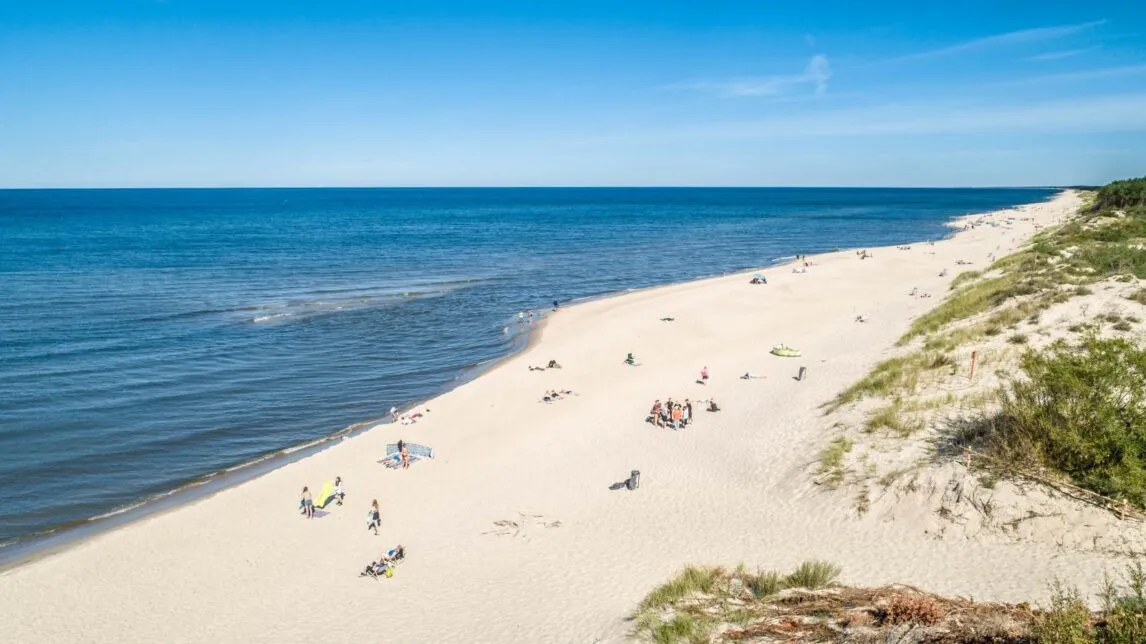 Ciche i urokliwe zakątki polskiego wybrzeża dzika plaża