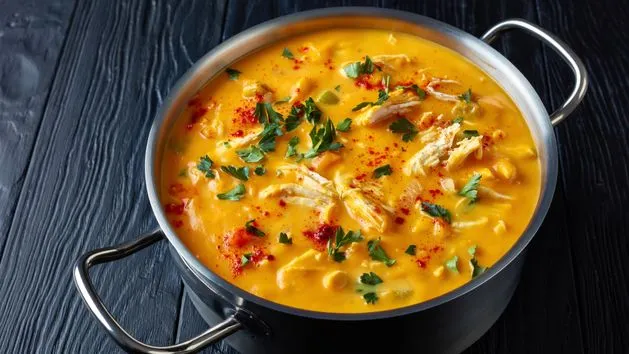 Zupa dyniowa z różnymi dodatkami i przyprawami w miseczkach