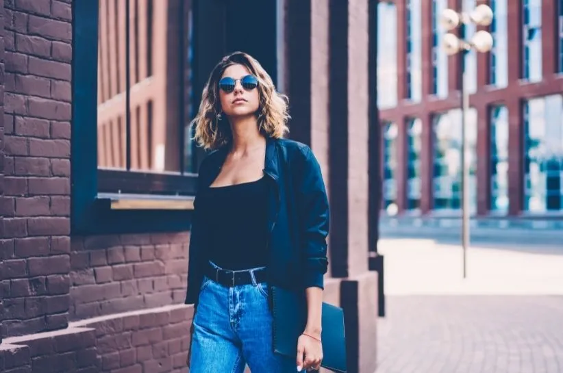 Stylizacje z czarną bluzką i jeansami