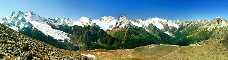 panoramiczny widok na najwyższe szczyty Kaukazu