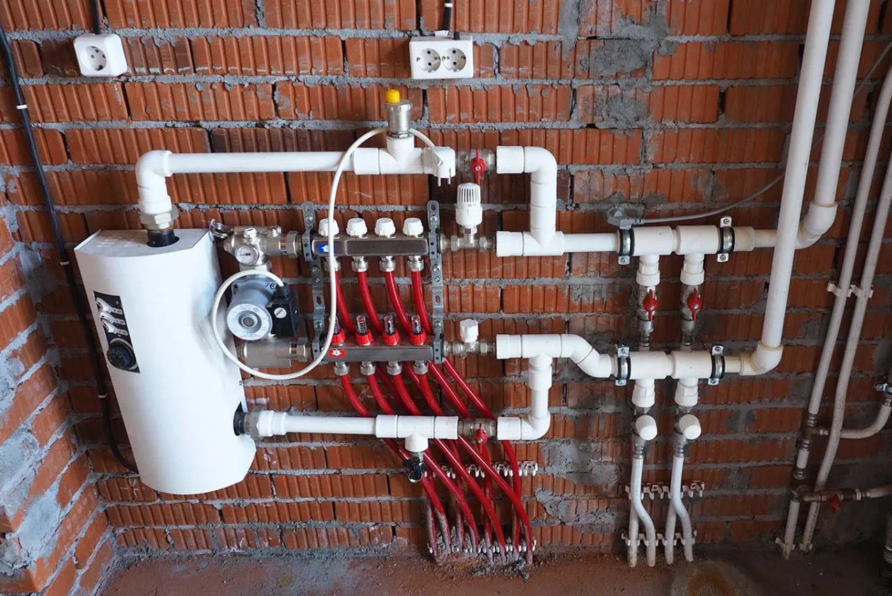 System ogrzewania podłogowego z pompą i rozdzielaczem. Zastanawiasz się, jaki grzejnik wybrać? Ten system to nowoczesne rozwiązanie.