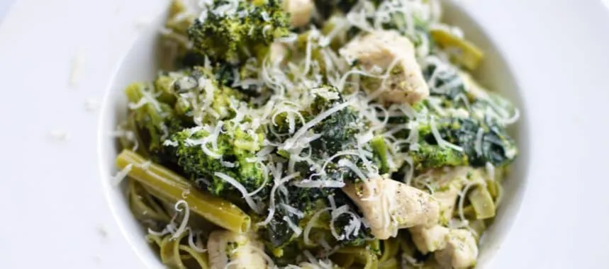 dania z dietetycznym białym sosem: kurczak, makaron, warzywa
