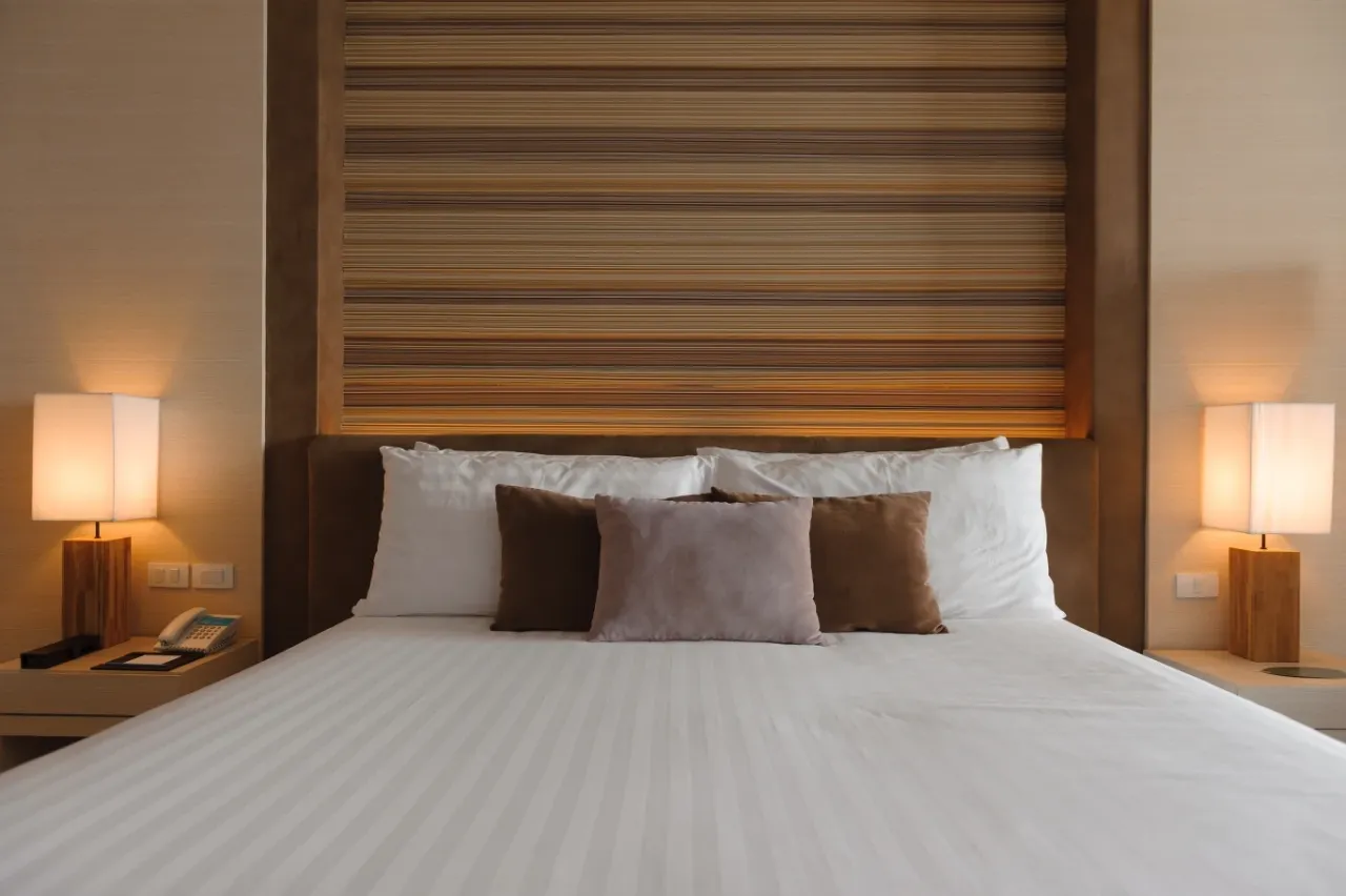 Ukryte opłaty w hotelach, małe literki w umowie