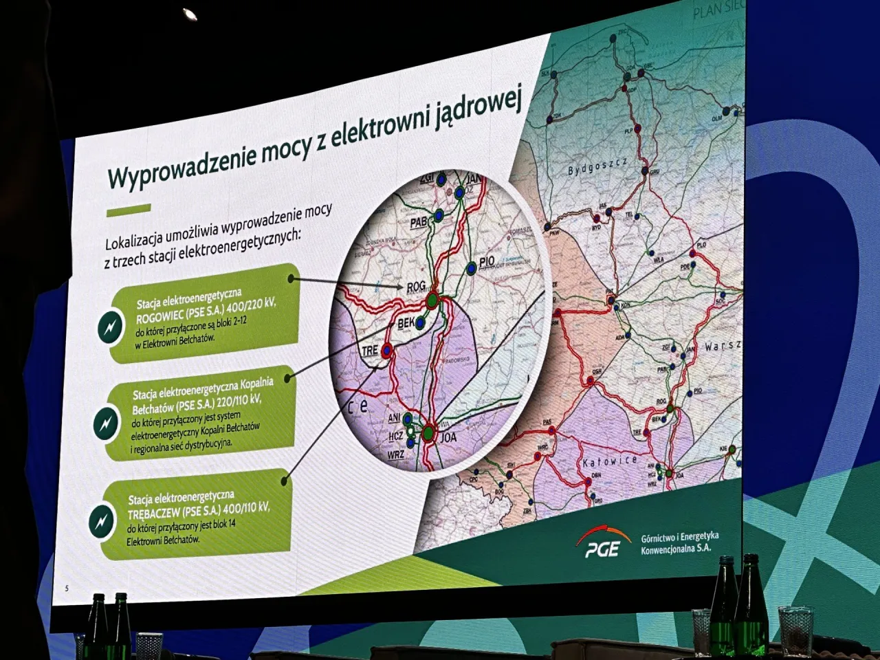 Prezentacja o wyprowadzeniu mocy z elektrowni, pokazująca lokalizację stacji elektroenergetycznych i mapę sieci. Ile prądu produkuje elektrownia Bełchatów?