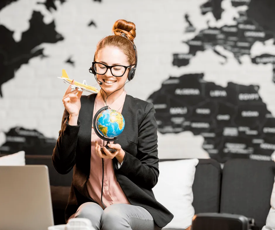 Zestresowany pracownik biura podr&oacute;ży i uśmiechnięty klient na wakacjach