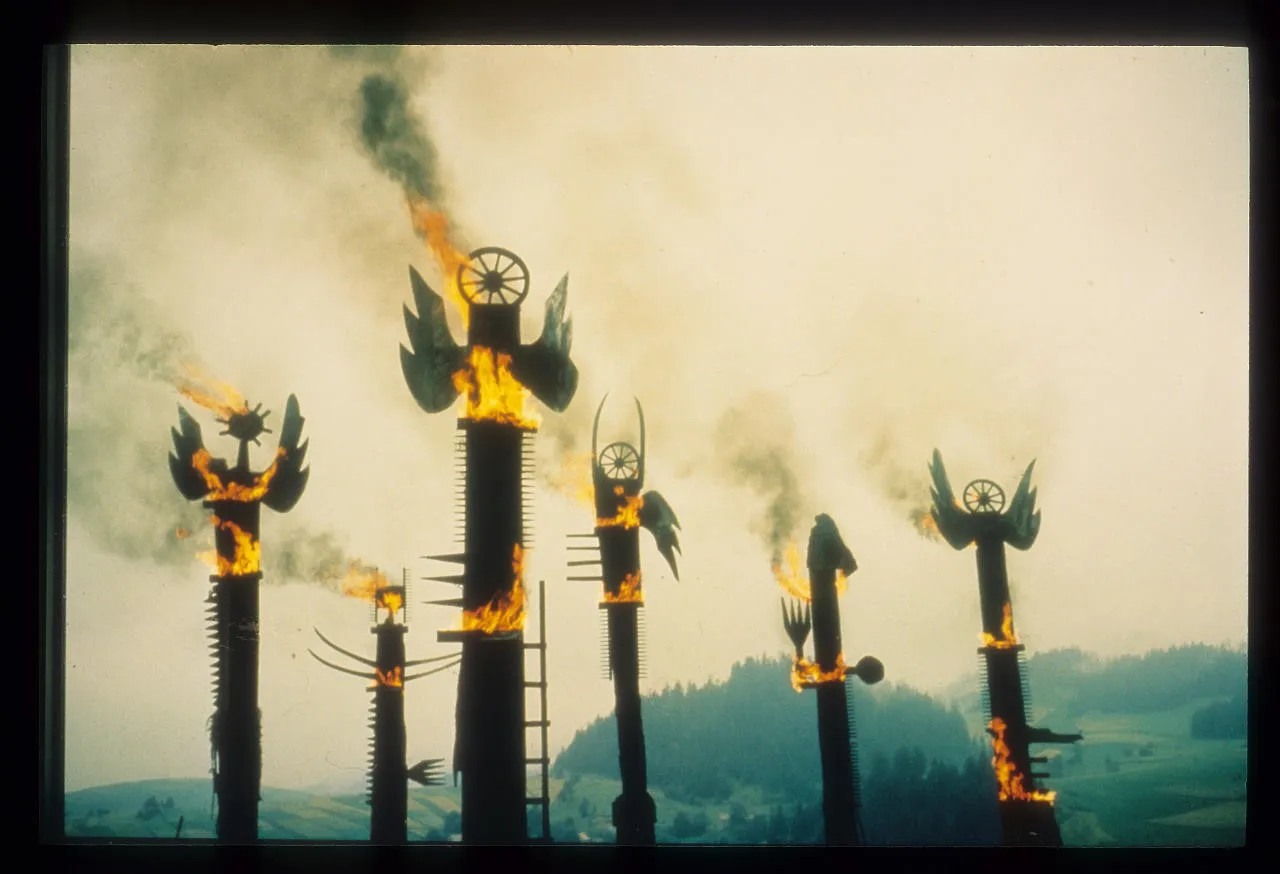 Władysław Hasior sztandary przykłady