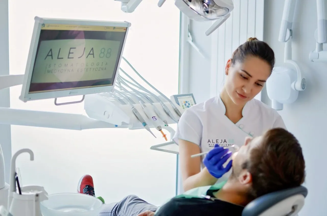 Nowoczesny gabinet stomatologiczny z dentystą i asystentką