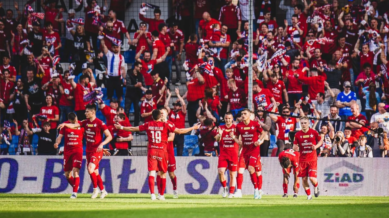 Stadion Wisły Krak&oacute;w z kibicami