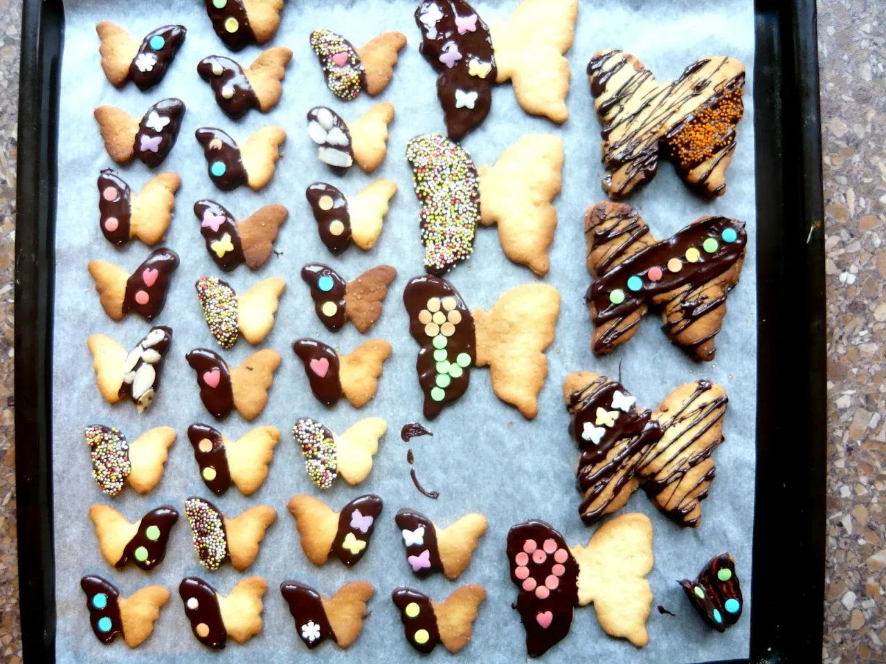 dekoracje ciastek czekoladą wzory