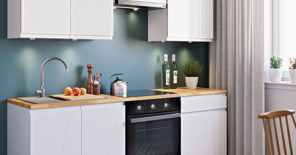 Biała kuchnia z kolorowym blatem butelkowa zieleń lub granat