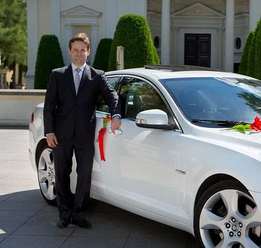 Elegancki kierowca na weselu