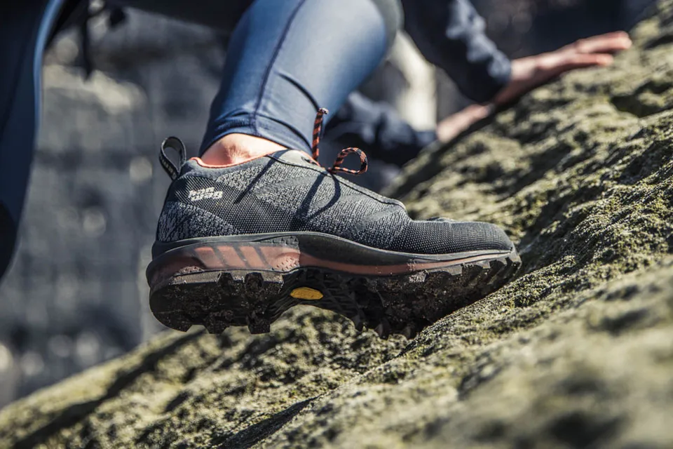 buty trekkingowe i lekkie obuwie na zmianę