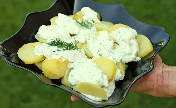 talerz ziemniaków z lekkim sosem i ciężkim sosem porównanie