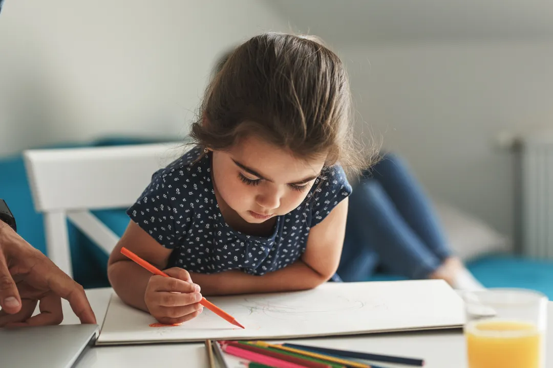 Uczeń samodzielnie uczy się w domu