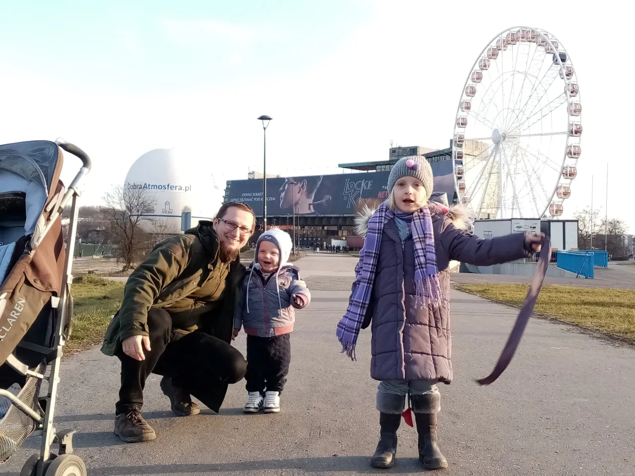 Osoba ubrana odpowiednio do pogody, smog