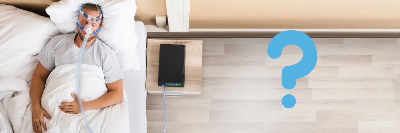 Mężczyzna śpi z maską CPAP, kt&oacute;ra pomaga przy problemach z chrapaniem. Czy to znak, że potrzebny jest lekarz?
