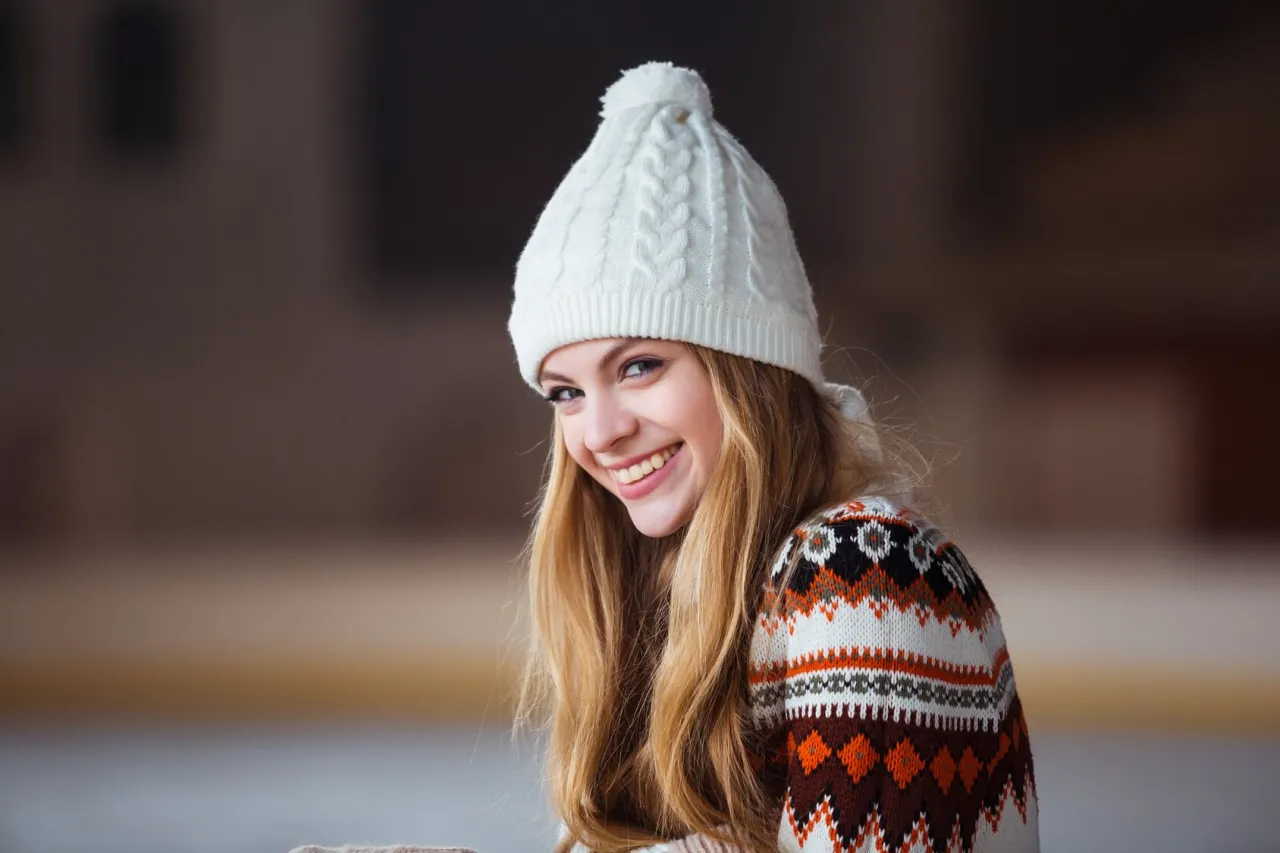 stylizacje czapki okrągła twarz