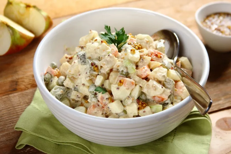 Sałatka jarzynowa świeża i apetyczna