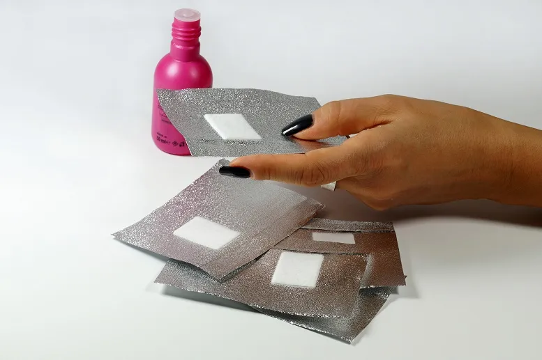 Zdjęcie Ile trzymać aceton na hybrydach, aby nie uszkodzić paznokci?