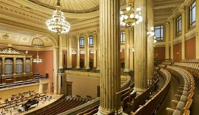 Rudolfinum w Pradze wnętrze sali koncertowej
