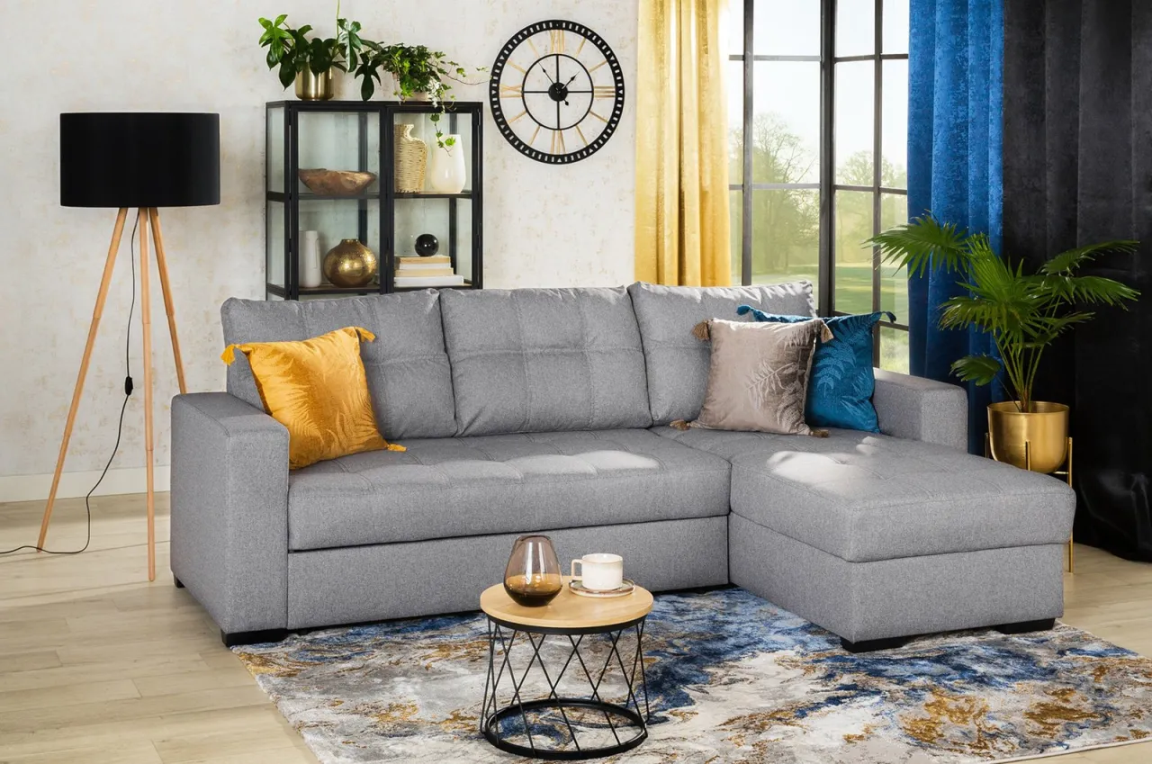 Dodatki do szarej kanapy poduszki dywany dekoracje