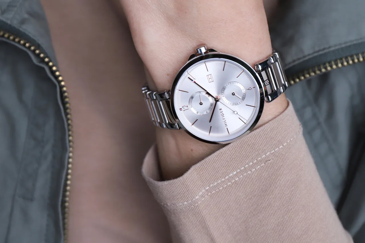 Kobieta nosząca zegarek Tommy Hilfiger w różnych stylizacjach