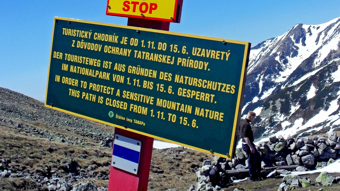 Znaki zamknięcia szlaków Tatry Słowackie zima