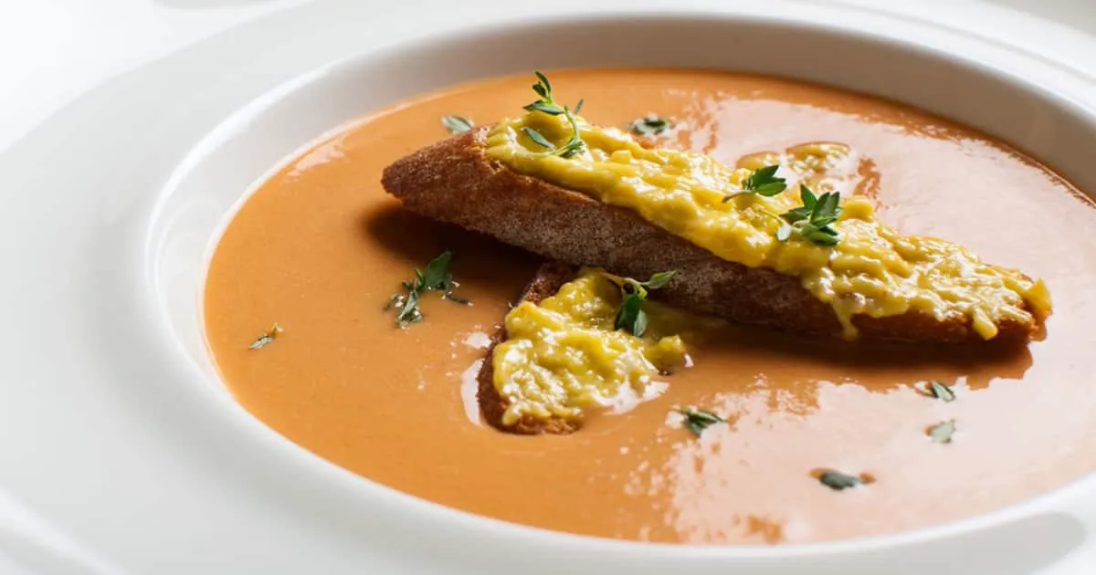 Soupe de poisson maison avec rouille et croûtons