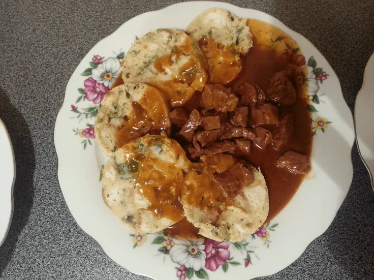 Smažený sýr knedlíky gulasz