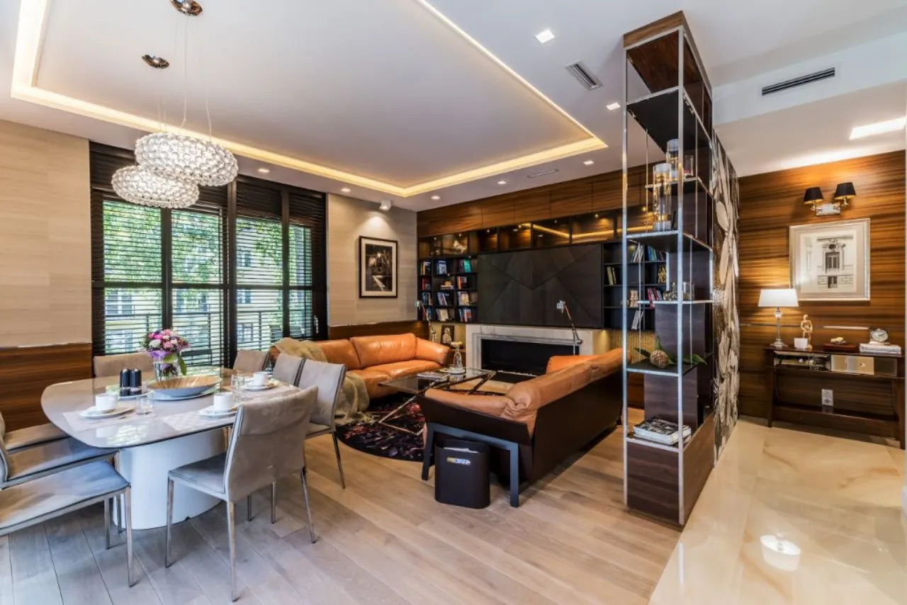 aranżacyjne sposoby na oddzielenie salonu od jadalni, sofa jako granica, dywan wydzielający strefę, regał dwustronny