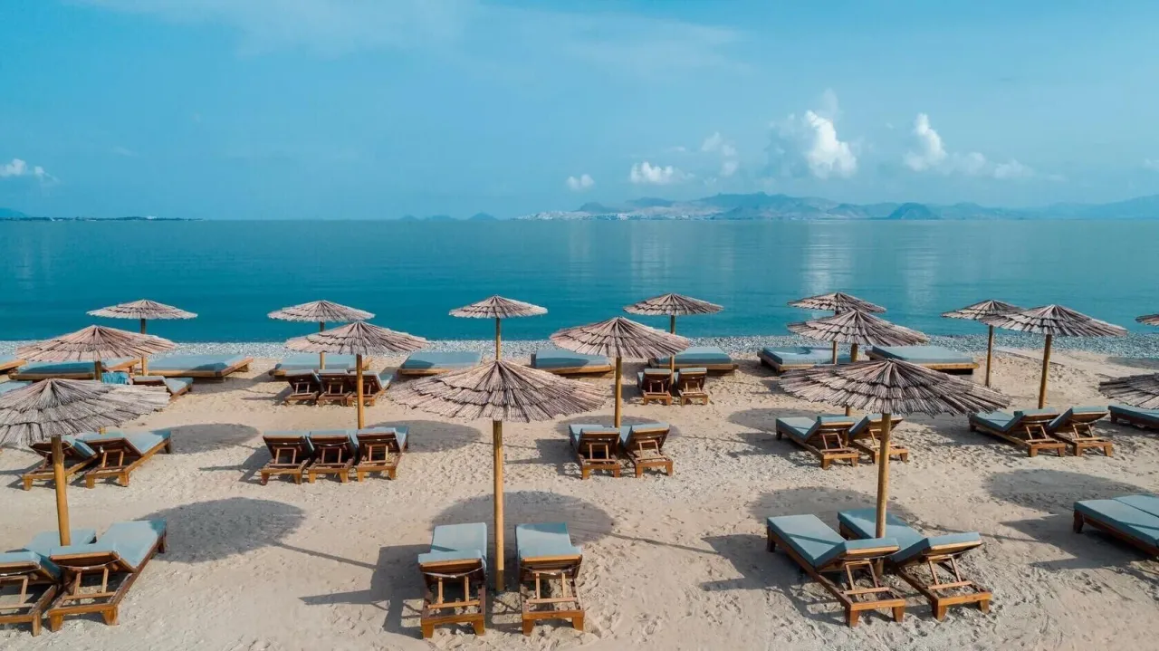 Piękna plaża z leżakami i parasolami, idealne miejsce, by odpocząć i zastanowić się, co zwiedzić na Kos.