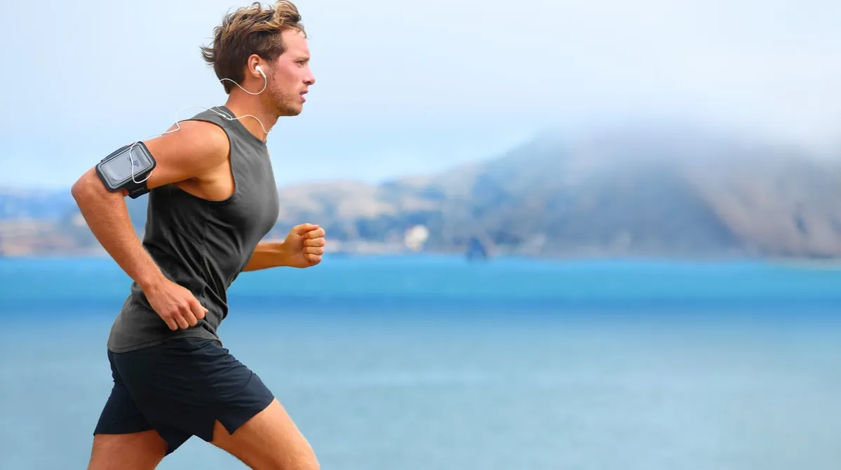 Osoba biegająca z zadowolonym wyrazem twarzy i widocznymi efektami treningu