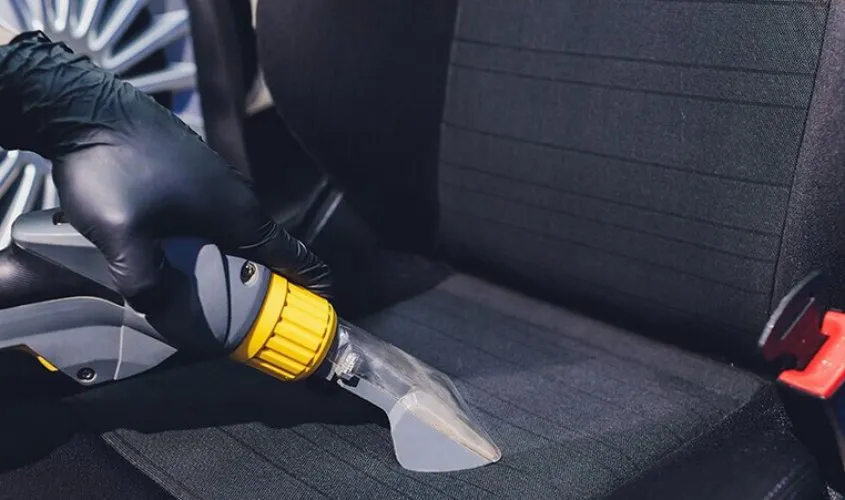 Czyszczenie tapicerki samochodowej krok po kroku mikrofibra szczotka